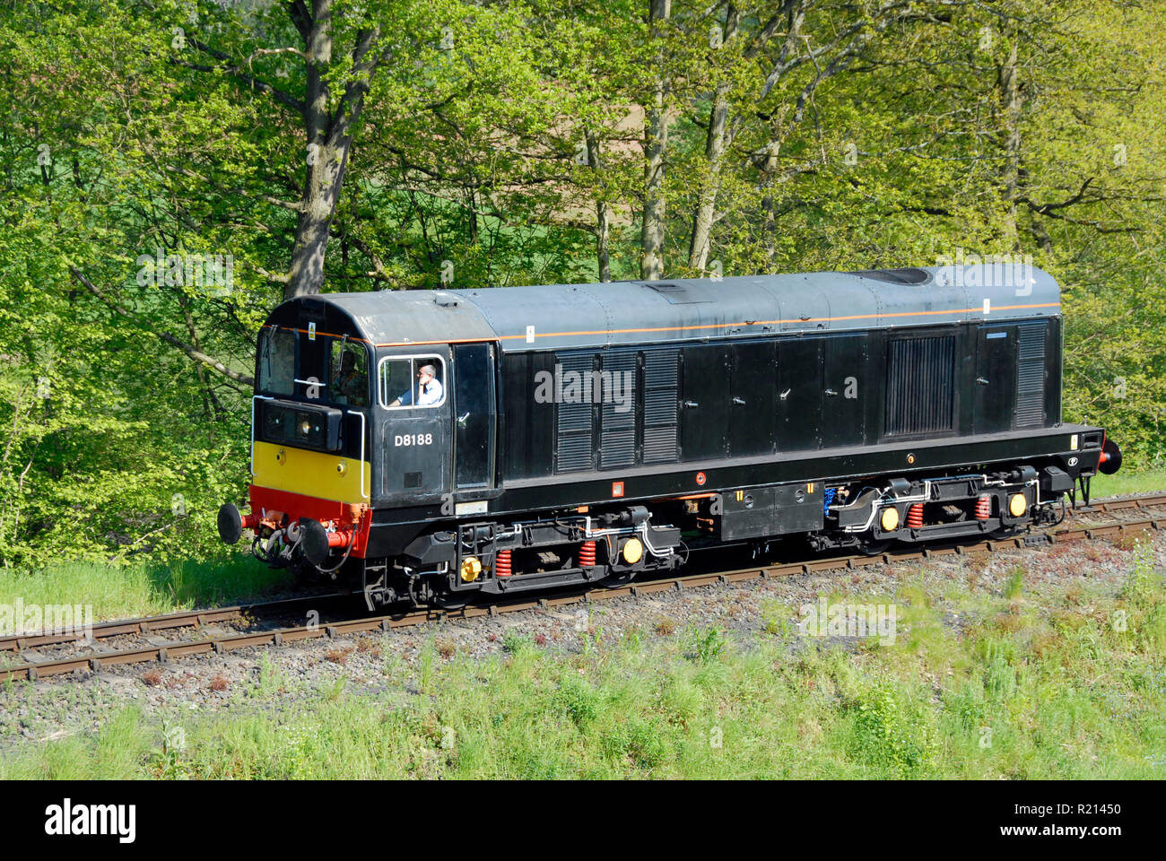 Diesellok auf Ausdehnung der eingleisigen Bahnstrecke, England Stockfoto