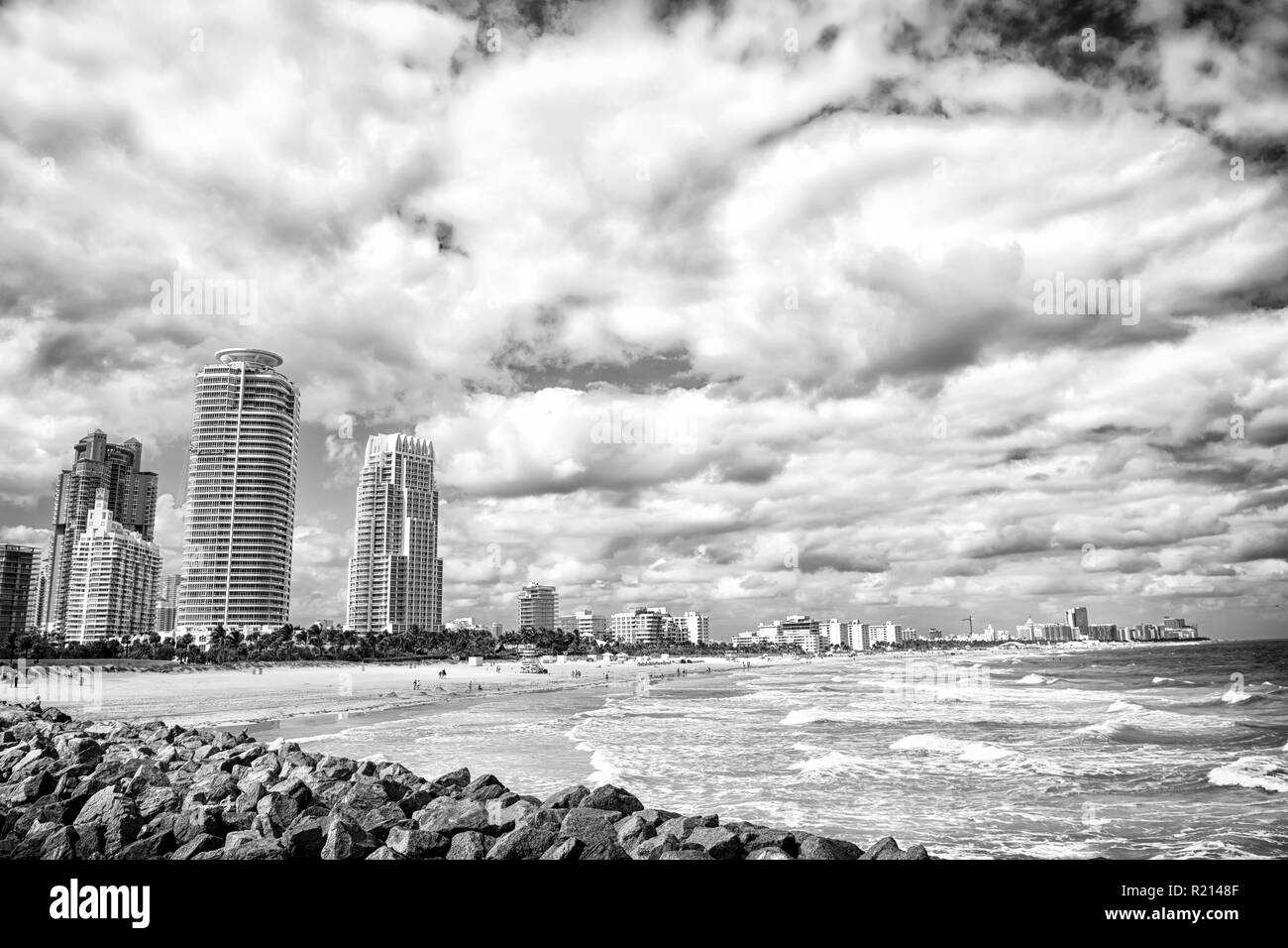 Miami South Beach. South Beach Blick vom Pier, Miami Beach, Florida famoust touristische Attraktionen. Luftaufnahme von South Pointe Park- und Kreisdiagrammen Stockfoto