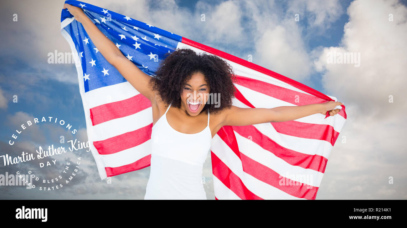 Das zusammengesetzte Bild von der hübschen jubelnde Mädchen in Weiß top Holding amerikanische Flagge Stockfoto