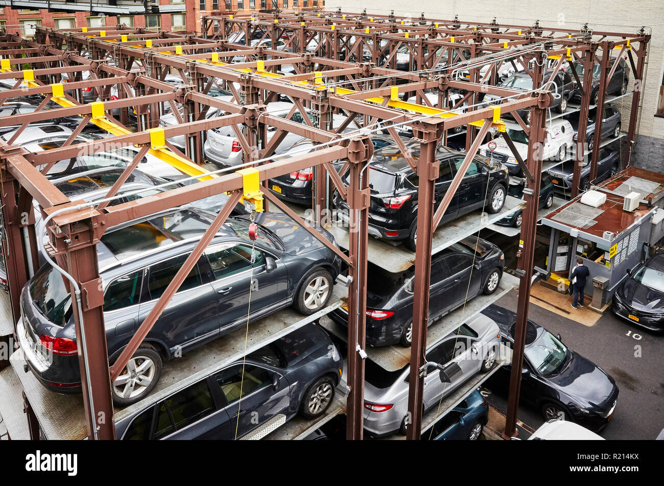New York City, USA - Juni 28, 2018: Erhöhte Parking System, geeignet für parkende Autos auf ein Minimum zu reduzieren. Stockfoto