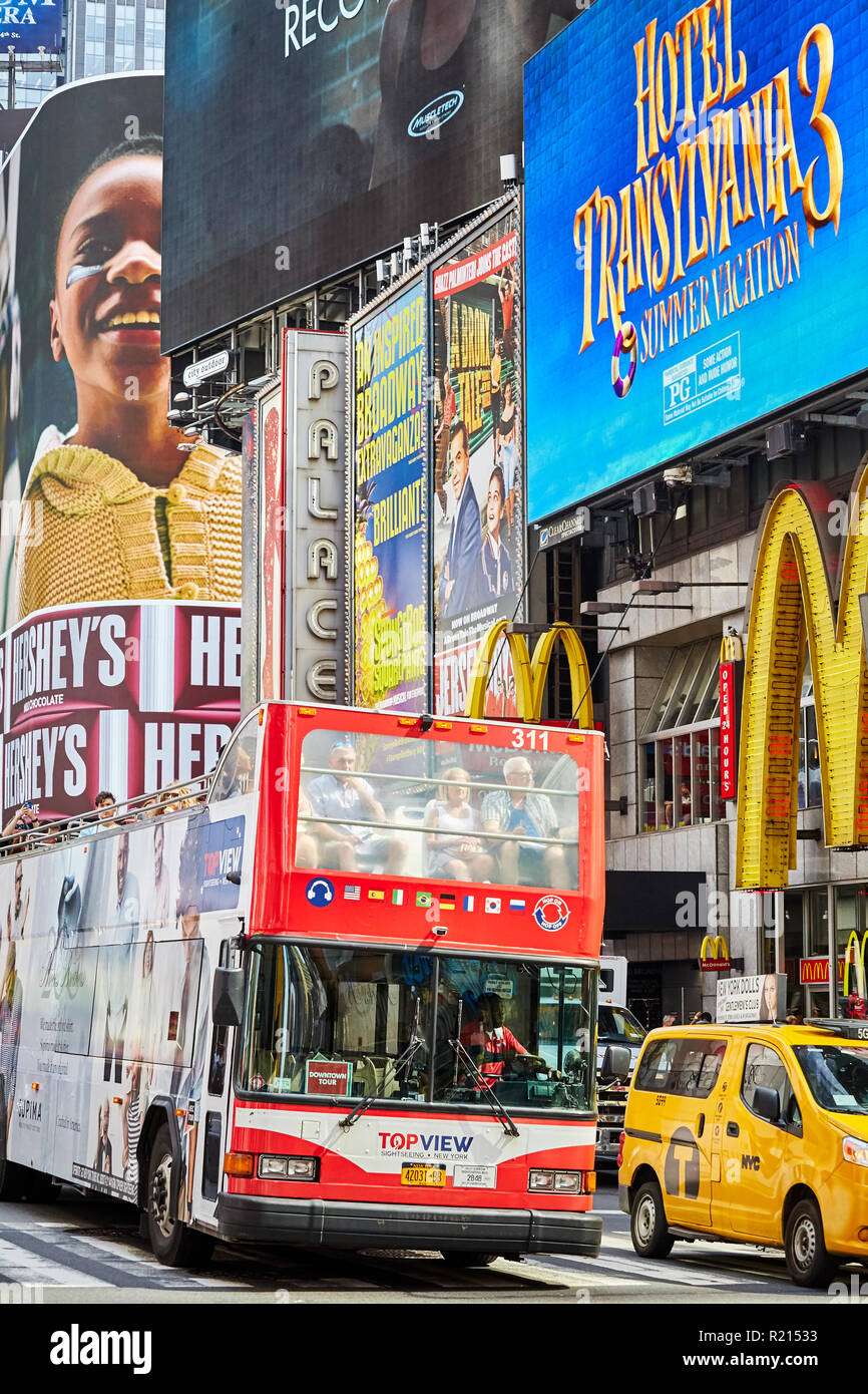 New York City, USA - 29. Juni 2018: Touristische Bus am Times Square, die häufig als kommerzielle und Konsumismus Herz der Welt bezeichnet. Stockfoto