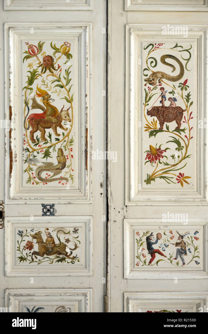 Innenraum lackiert Türen oder Bemalte Möbel mit Bestiarium Szenen und seltsame Fabelwesen Provence c 19 Frankreich Stockfoto