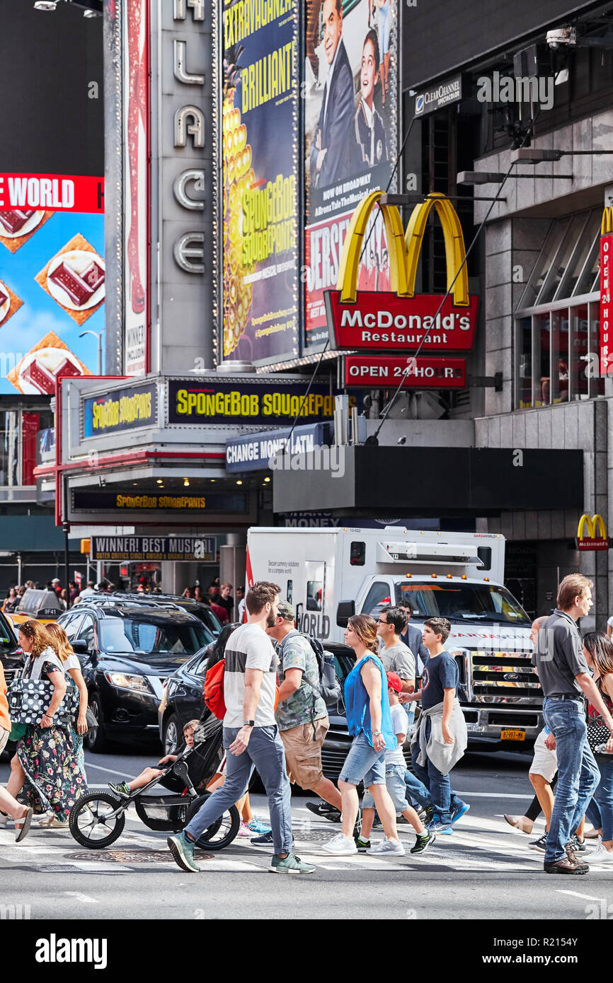 New York City, USA - 29. Juni 2018: Fußgängerüberweg auf immer besetzt und belebten Times Square. Stockfoto