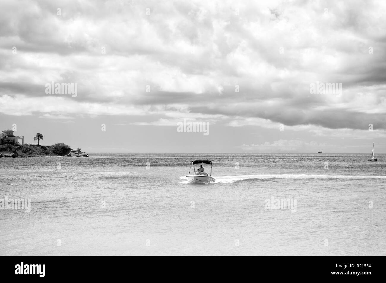 Antigua, Karibik - März 05, 2016: Motorboot im karibischen Meer an bewölkten Himmel. Sommer Urlaub Konzept. Reise, Fernweh Stockfoto