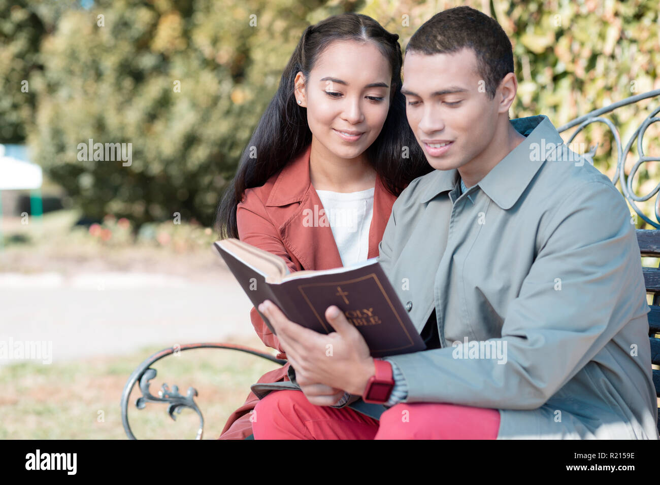 Freundliche liebevolle Paare zusammen lesen religiöse Literatur Stockfoto