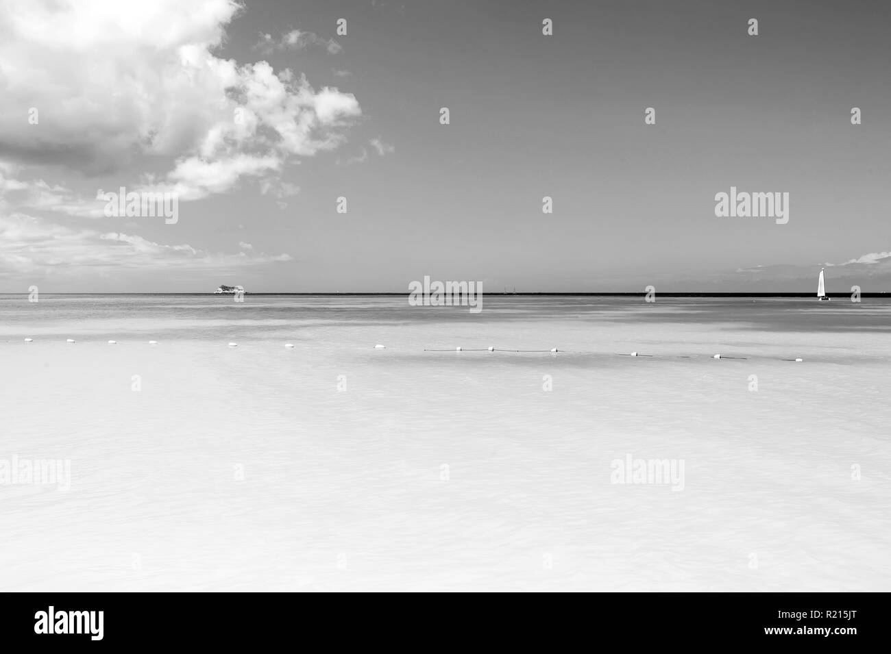 Auf idyllischen sonnigen Tag Seascape. Meer oder Ozean mit türkisfarbenem Wasser in Antigua. Sommer Urlaub im karibischen Paradies. Freiheit, Ruhe Konzept. Stockfoto