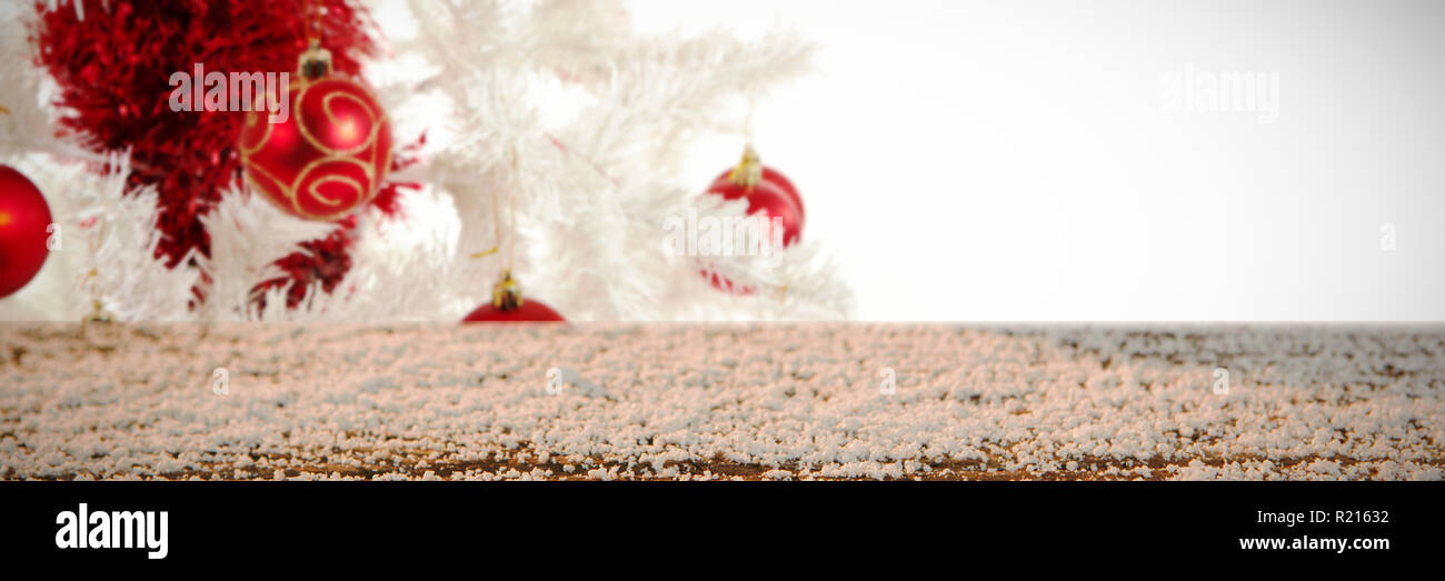 Das zusammengesetzte Bild im hölzernen Tisch bedeckt mit Schnee Stockfoto