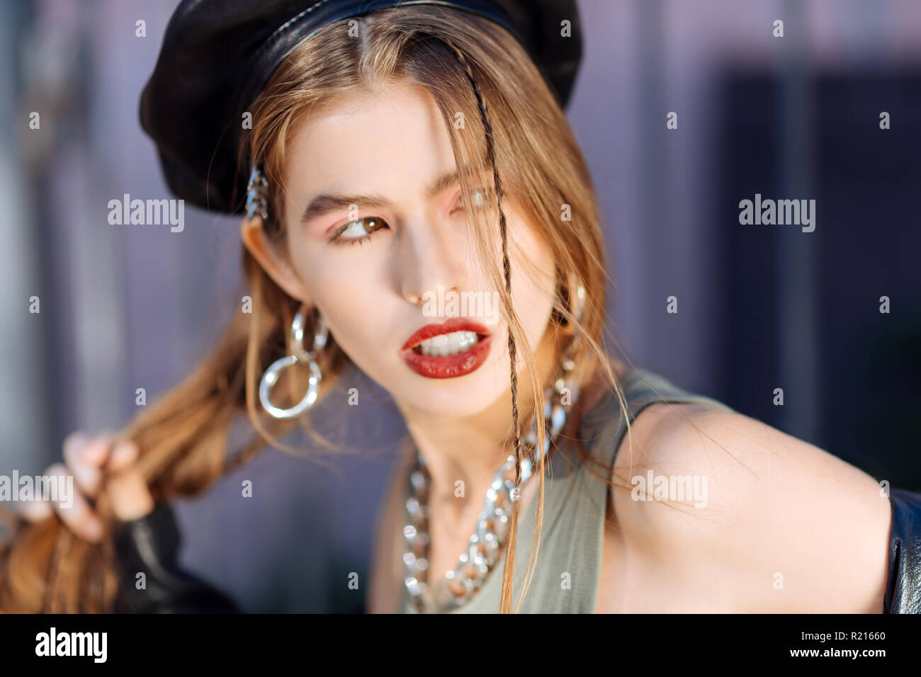 In der Nähe von wunderschönen stilvollen Modell tragen Ohrringe und Halskette Stockfoto