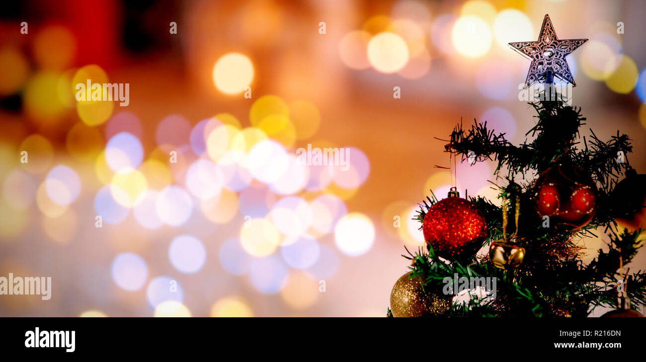 Das zusammengesetzte Bild von Weihnachten gelber Kreis leuchtet Stockfoto