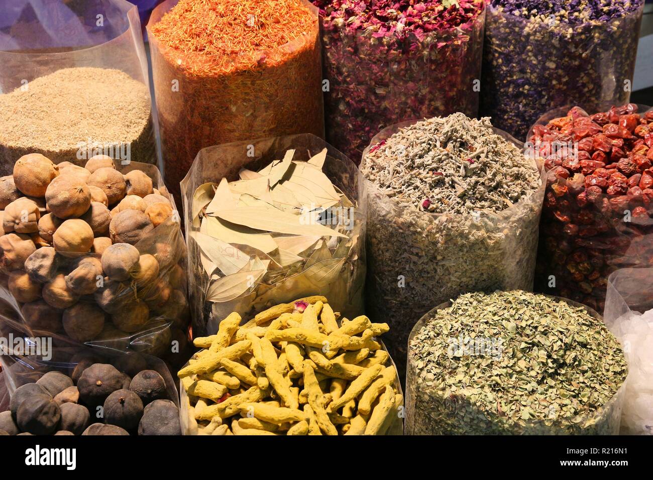 Gewürze und Kräuter Auswahl bei Dubai Gewürz Souk. Stockfoto