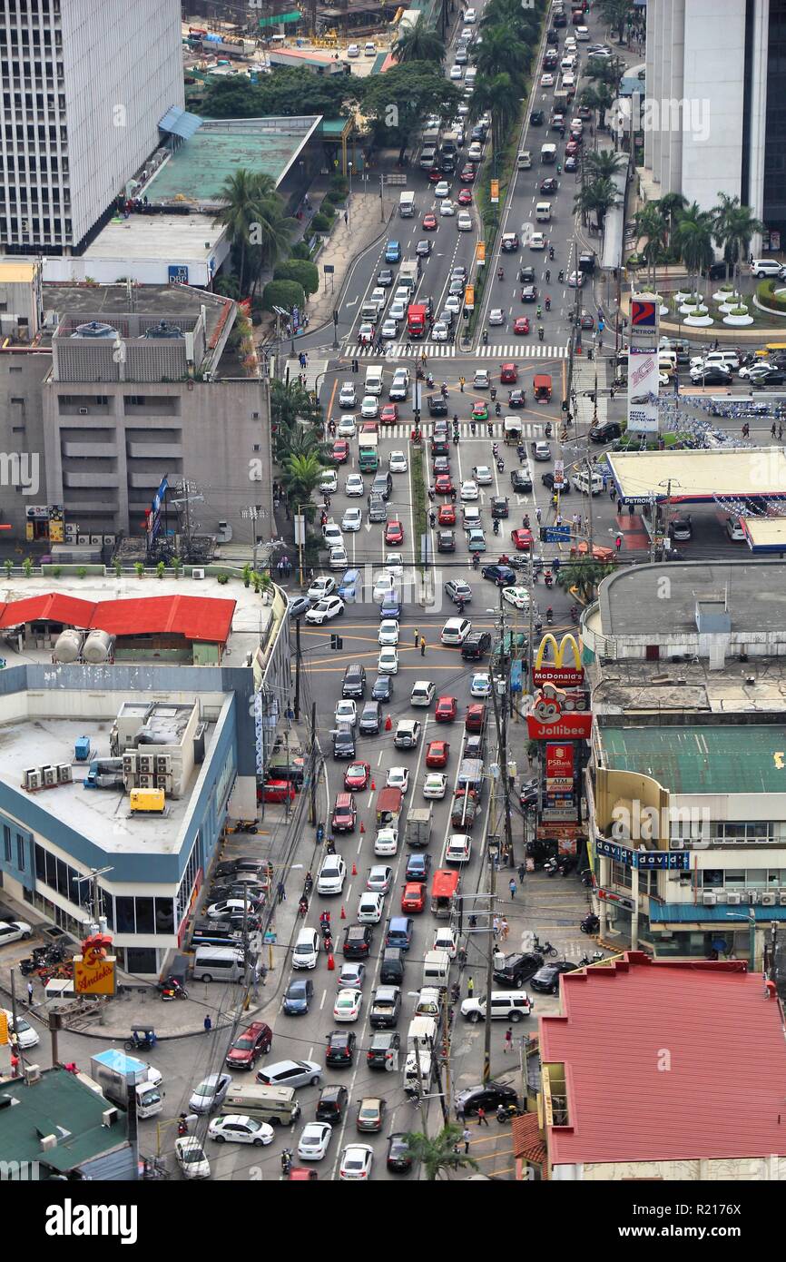 MANILA, Philippinen - Dezember 7, 2017: Typische Verkehrsstaus in Poblacion Makati, Philippinen. Metro Manila ist eines der größten Problemgebiete in den Städten Stockfoto