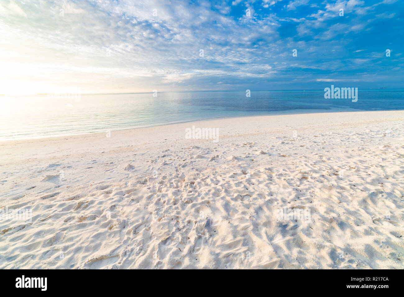 Leere tropischen Strand Hintergrund. Horizont mit Himmel und weißen Sand. Idyllischen Strand Landschaft Stockfoto