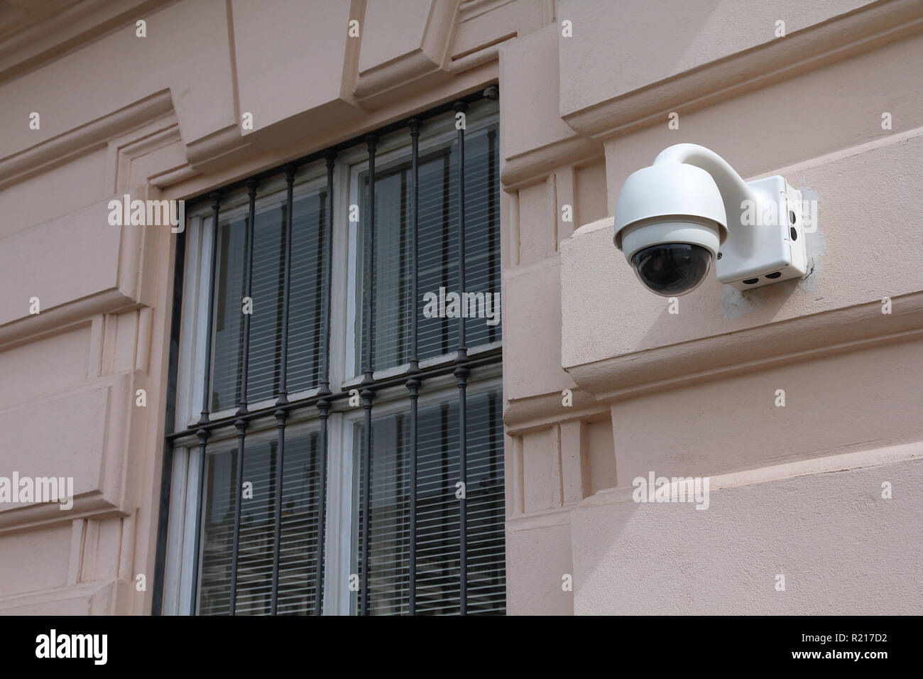 Sicherheit Überwachungskamera - CCTV-System. Gebäude in Wien, Österreich. Stockfoto