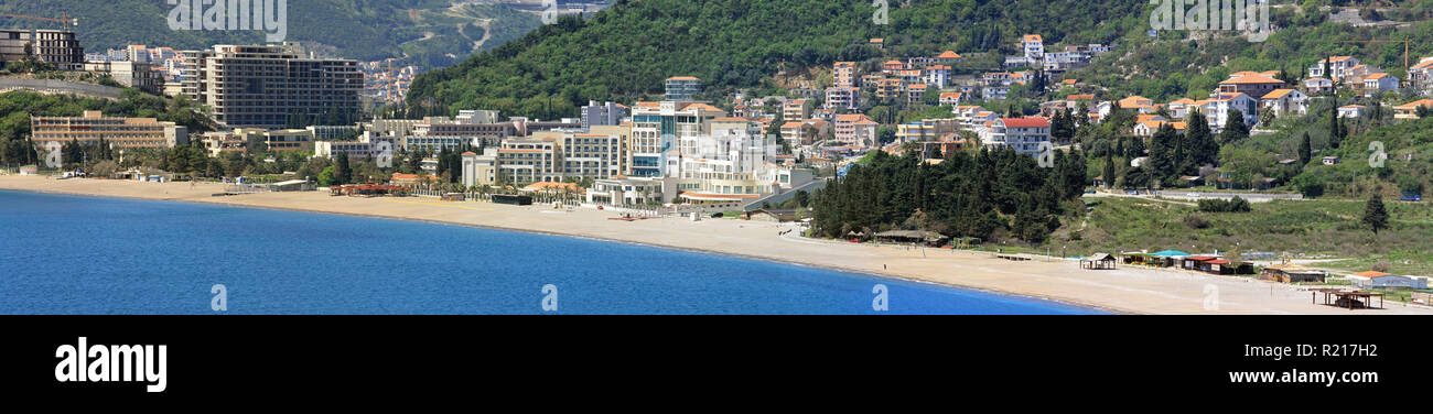 Budva, Montenegro - 18. April 2011: Panoramablick auf das Meer und der lange Strand von Becici, Budva, Montenegro. Stockfoto