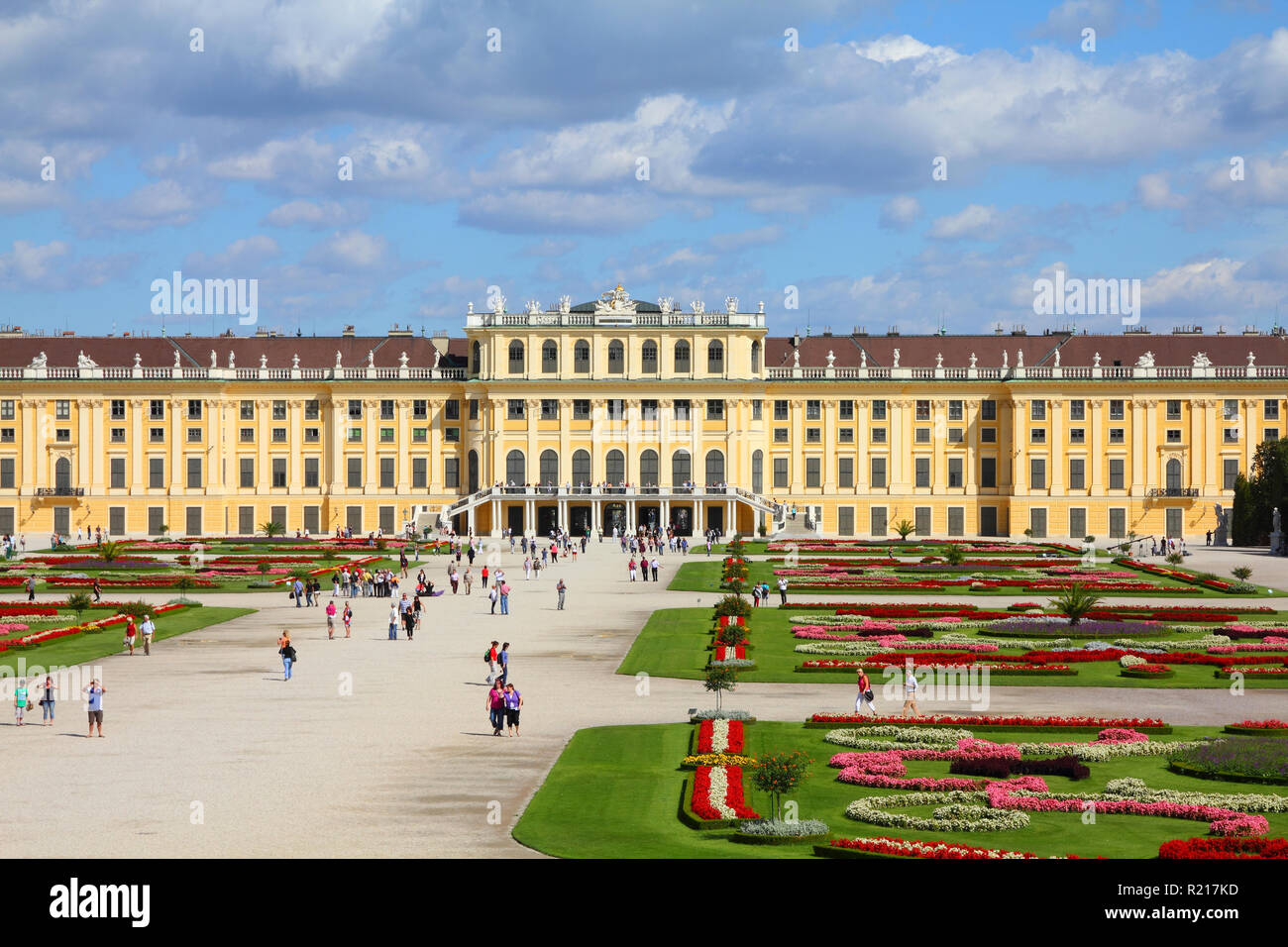Wien - 6. SEPTEMBER: Menschen besuchen Schönbrunner Gärten am 6. September 2011 in Wien. Ab 2008 war Wien die 20 meist besuchten Stadt weltweit (durch Stockfoto