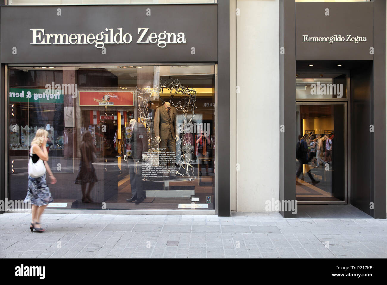 Wien - 5. SEPTEMBER: Shopper Uhren Fenster von Ermenegildo Zegna Store am 5. September 2011 in Wien. Das Unternehmen Gegründet im Jahr 1910 1,1 Milliarden Eu Stockfoto