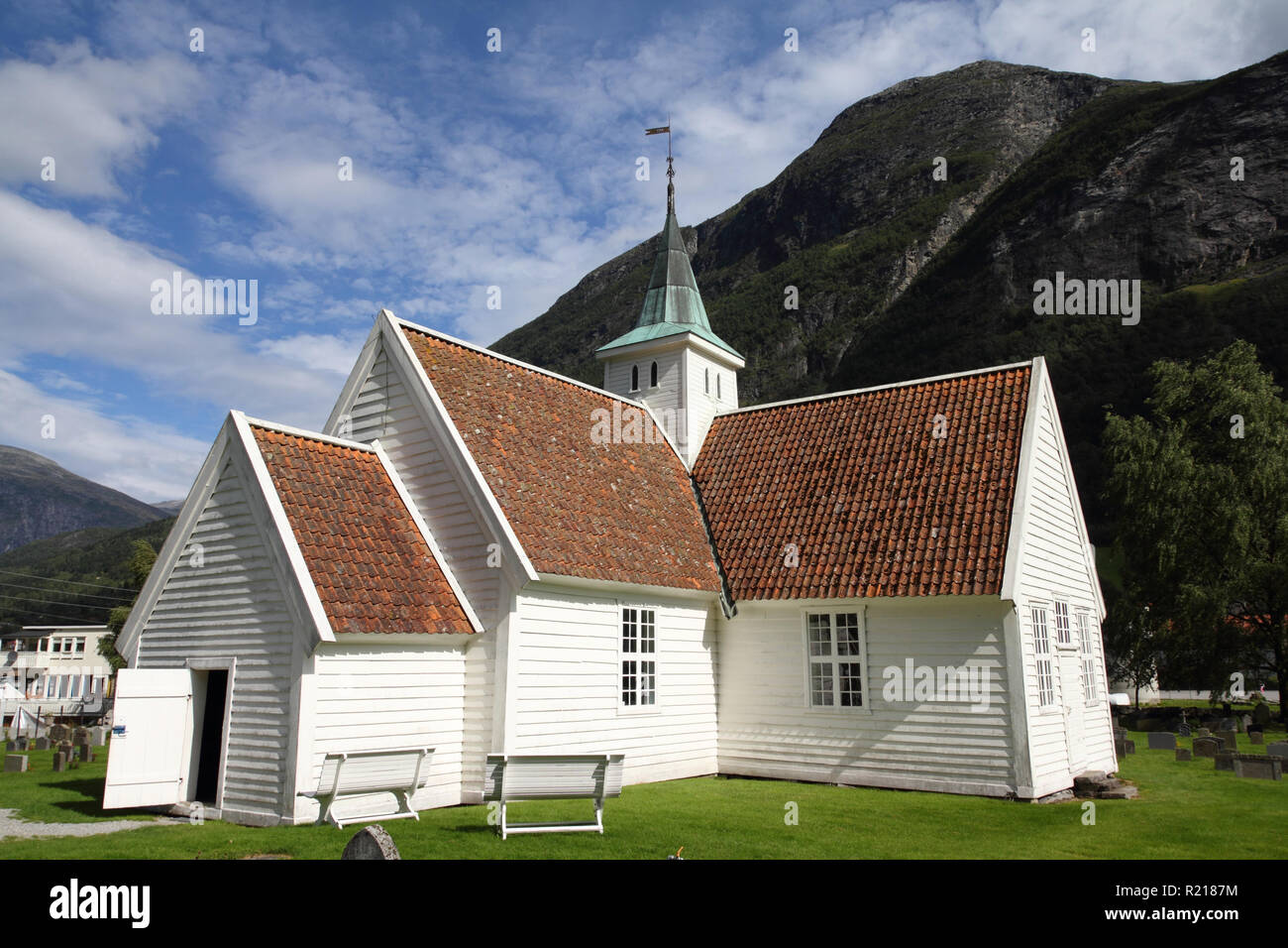 Norwegen, Sogn Fjordane Grafschaft. Weißen Holzkirche in Olden. Stockfoto