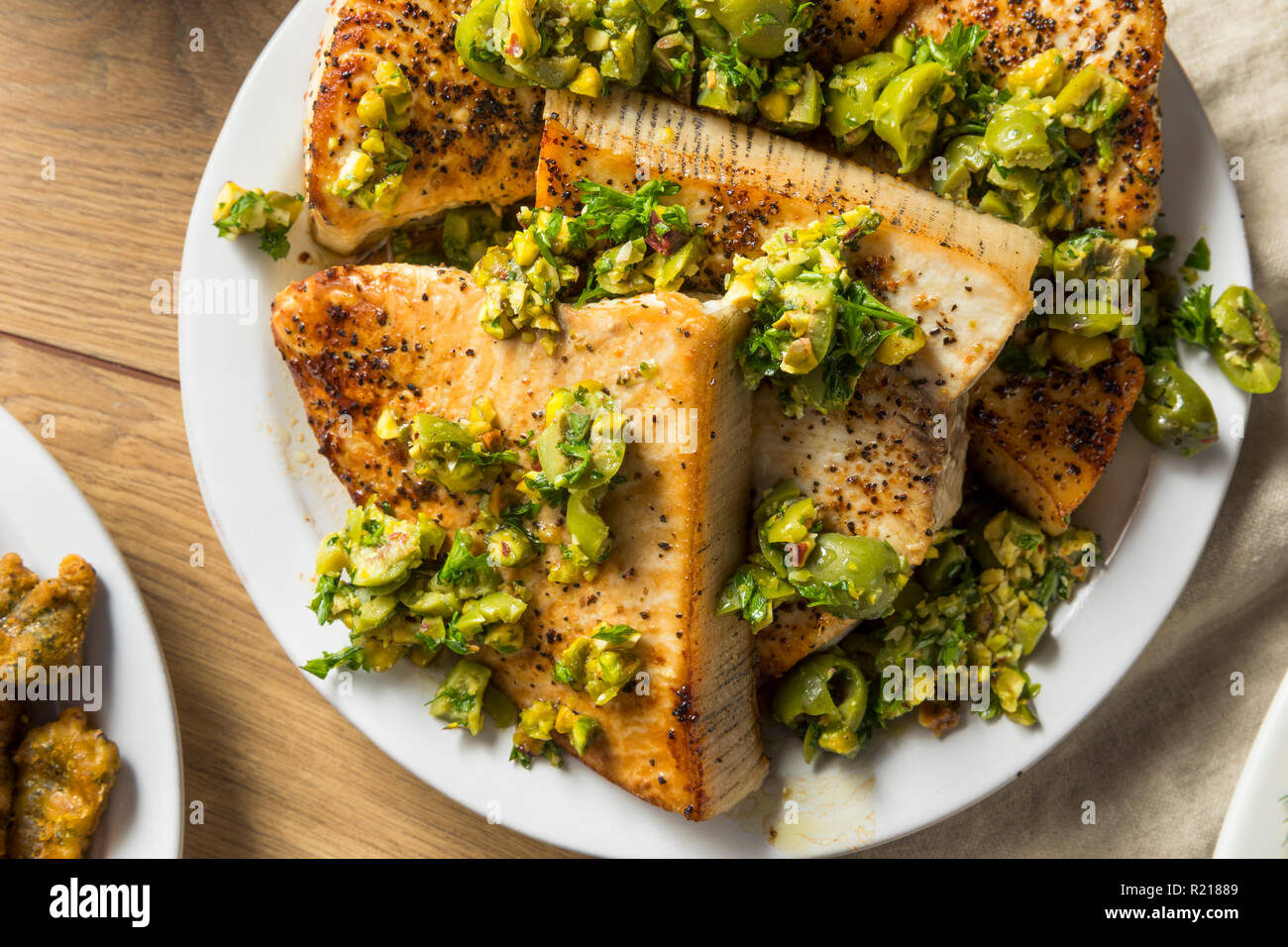 Hausgemachte gegrillter Schwertfisch Steaks mit Olivenöl Auffüllen Stockfoto