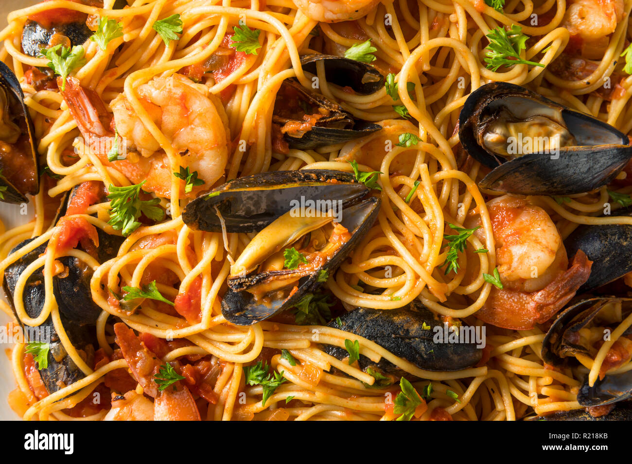 Hausgemachte italienische Pasta mit Meeresfrüchten Muscheln und Garnelen Stockfoto