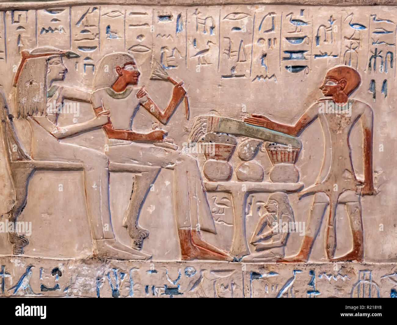 Nahaufnahme der ägyptischen Hieroglyphen und Gemälde auf einem alten Stein Stockfoto