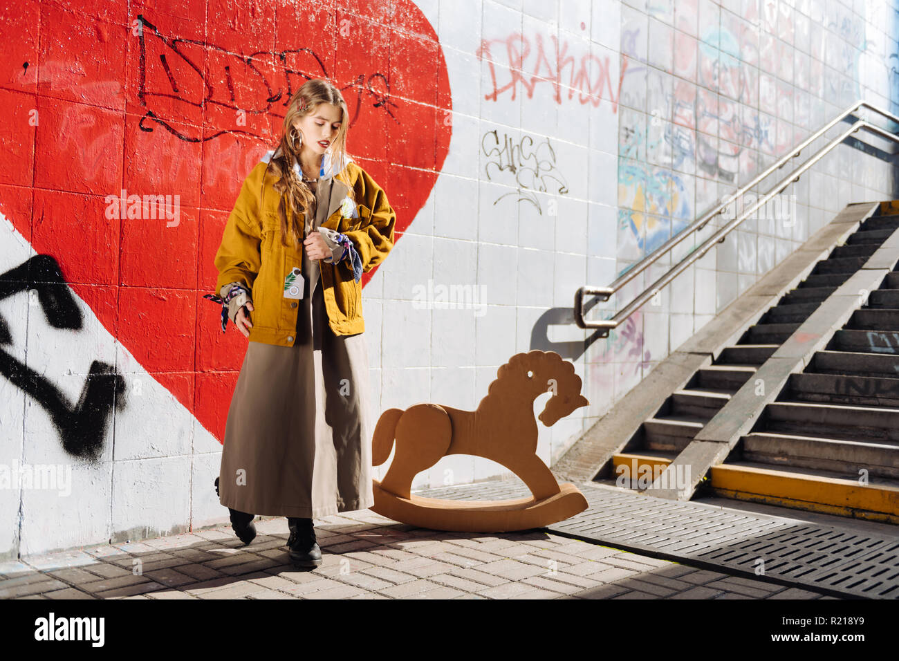 Dunkelhaarige modische Frau mit langen Rock und gelbe Jacke Stockfoto