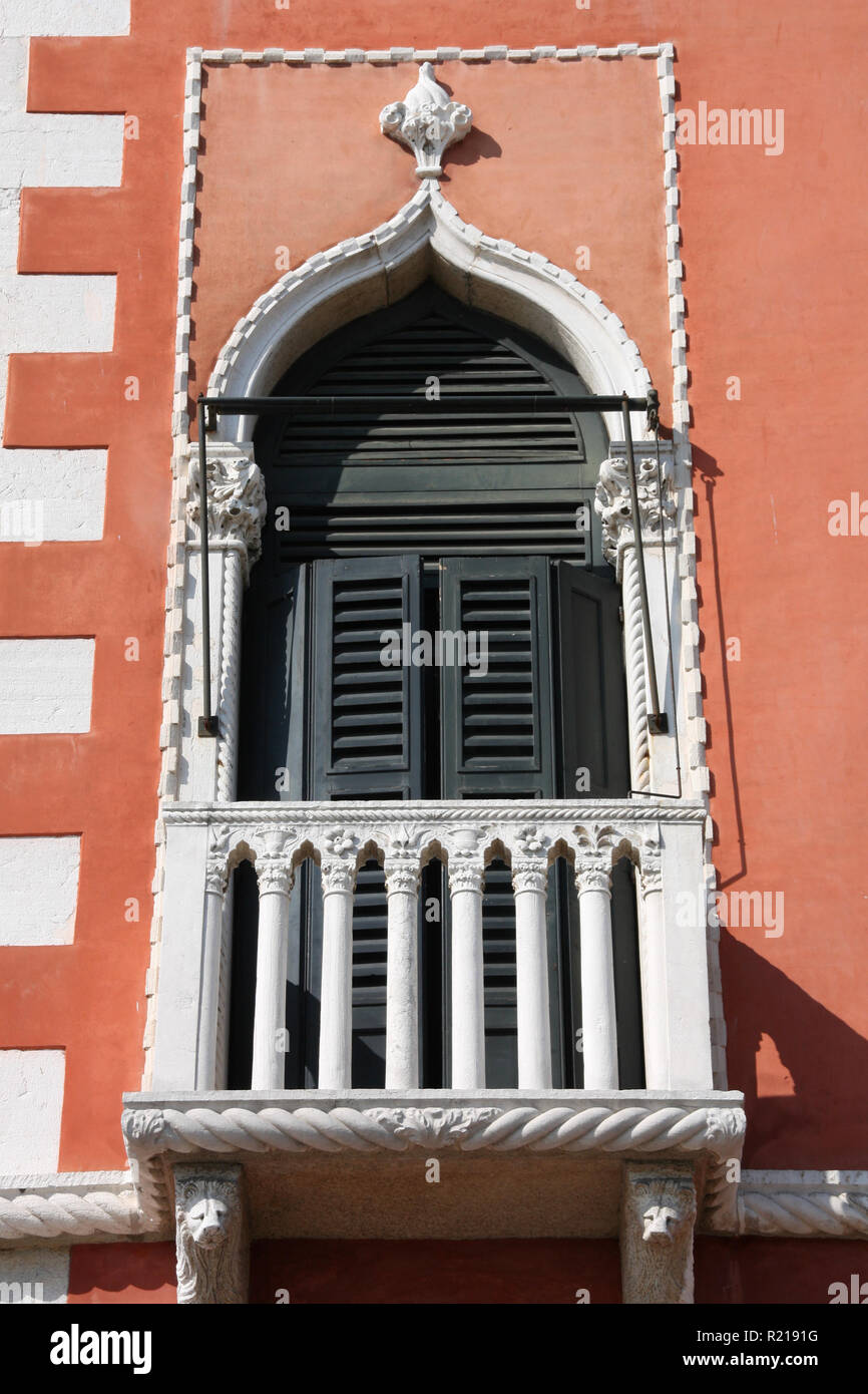 Alte Fenster in Venedig, Italien. Vintage Architektur. Venezianische Palast Stil. UNESCO-Weltkulturerbe. Stockfoto