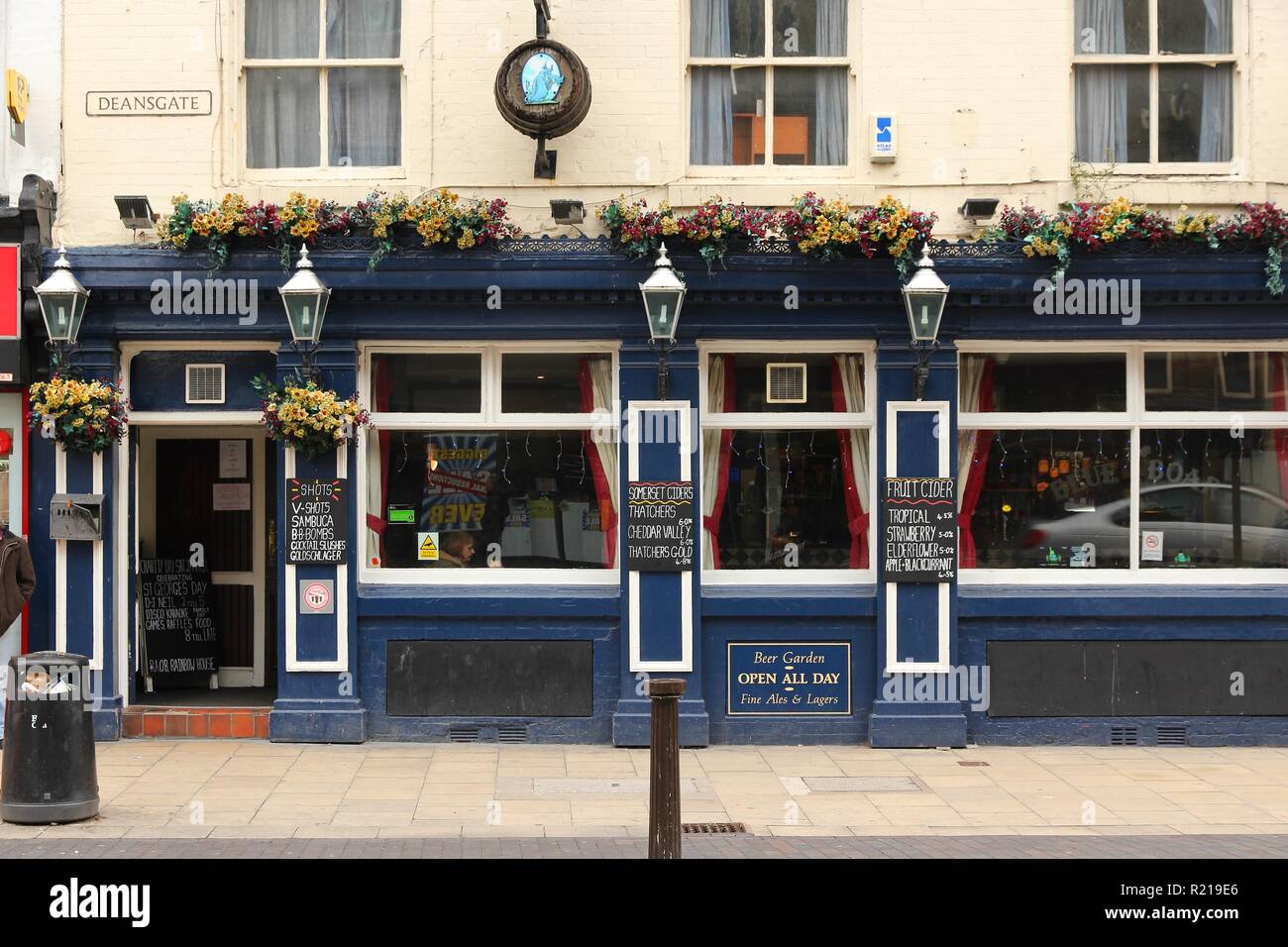 BOLTON, Großbritannien - 23 April, 2013: Außenansicht des Blue Boar Pub in Bolton. Ab 2011 gab es mehr als 50 000 Pubs in Großbritannien. Pubs sind eine grundlegende Stockfoto