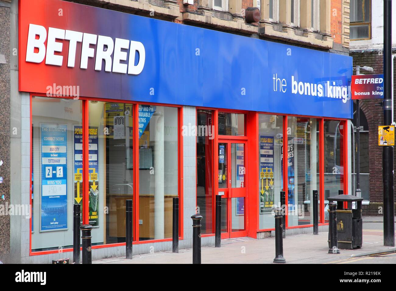 MANCHESTER, UK - 21. April 2013: Außenansicht von Betfred Sportwetten Geschäft in Manchester, UK. Betfred wurde 1967 gegründet und hat mehr als 1.300 Stockfoto