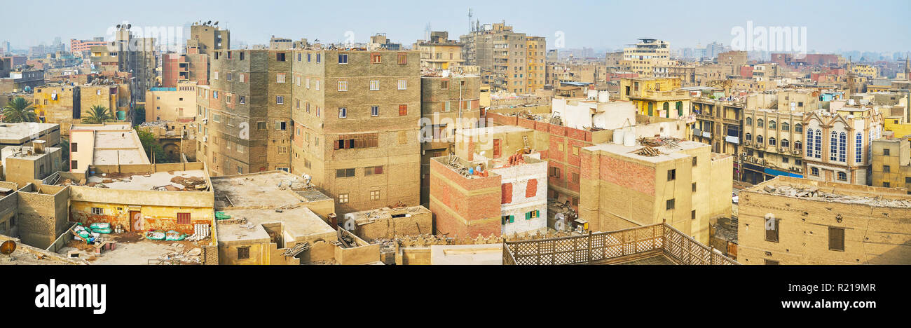 Die Städtischen Skyline des Islamischen Kairo Bezirk mit chaotisch errichtet Wohn- Hochhäuser, alte Slums, Haufen von Müll auf den Dächern und den hellen Morgen Stockfoto