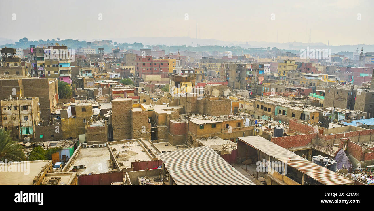 Die armen städtischen Slum Nachbarschaften im großen Bereich in historischen Islamischen Kairo Bezirk belegen, schäbige Gebäude von irdenen Ziegel sind teilweise unfertig oder Stockfoto