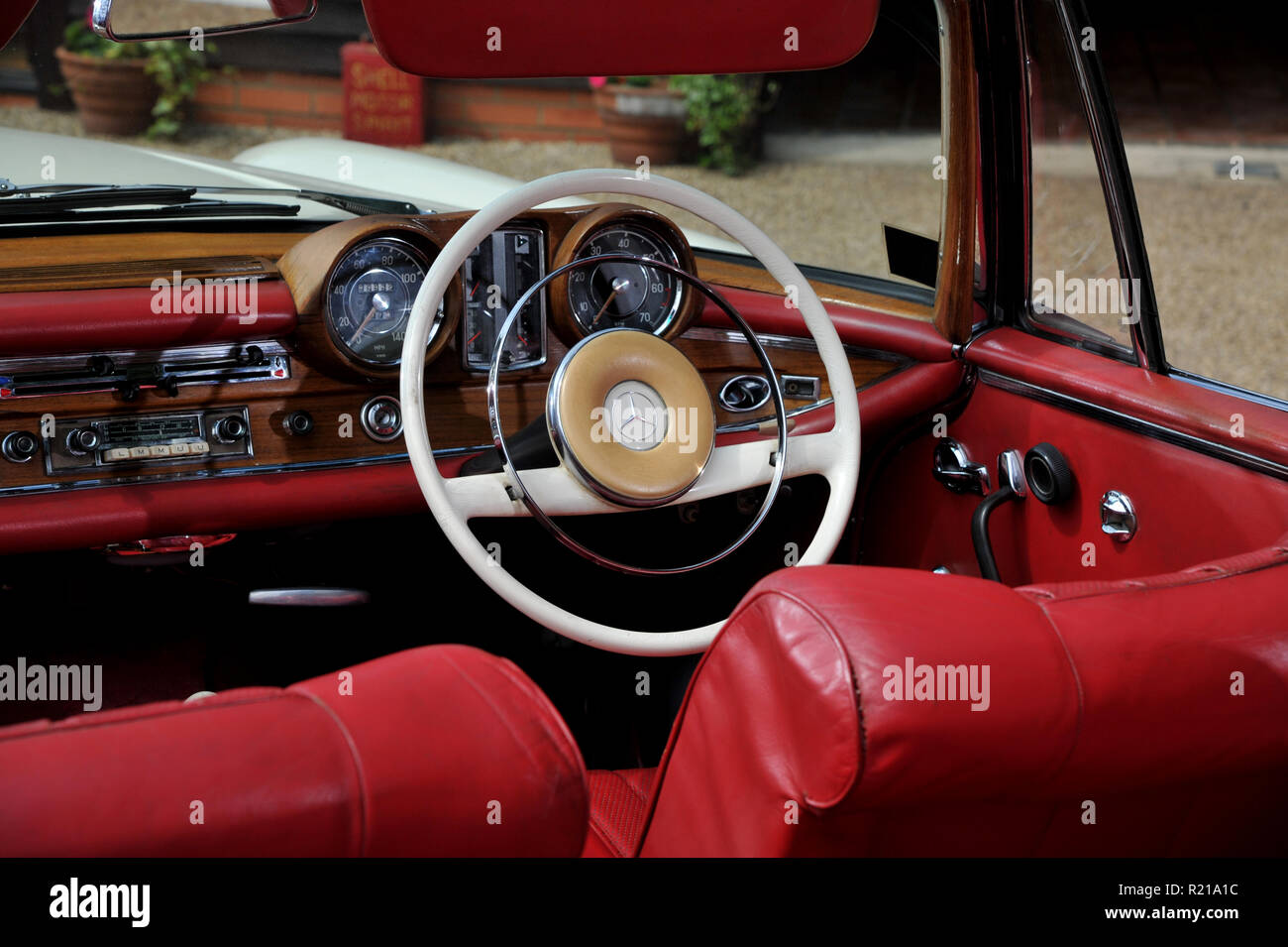 Mercedes Benz 220 Se Stockfotos Und Bilder Kaufen Alamy