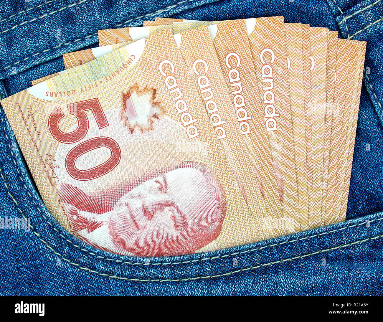 Kanadische Geld in einer Tasche eines blauen Jeans Stockfoto