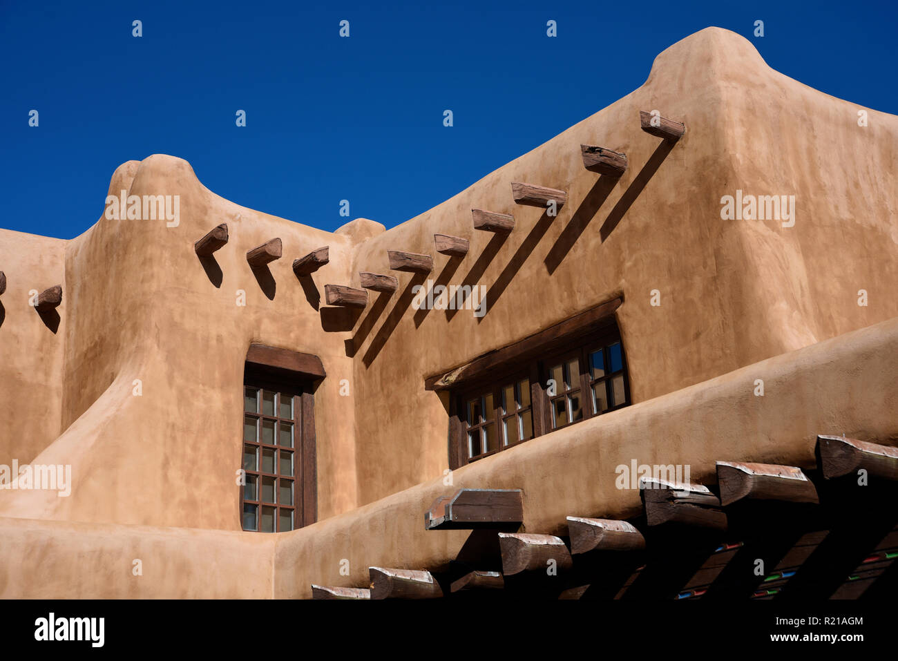 Das New-Mexico Museum der kunst in Santa Fe, New Mexico USA wurde 1917 erbaut. Es ist ein Beispiel der Pueblo Revival Stil. Stockfoto