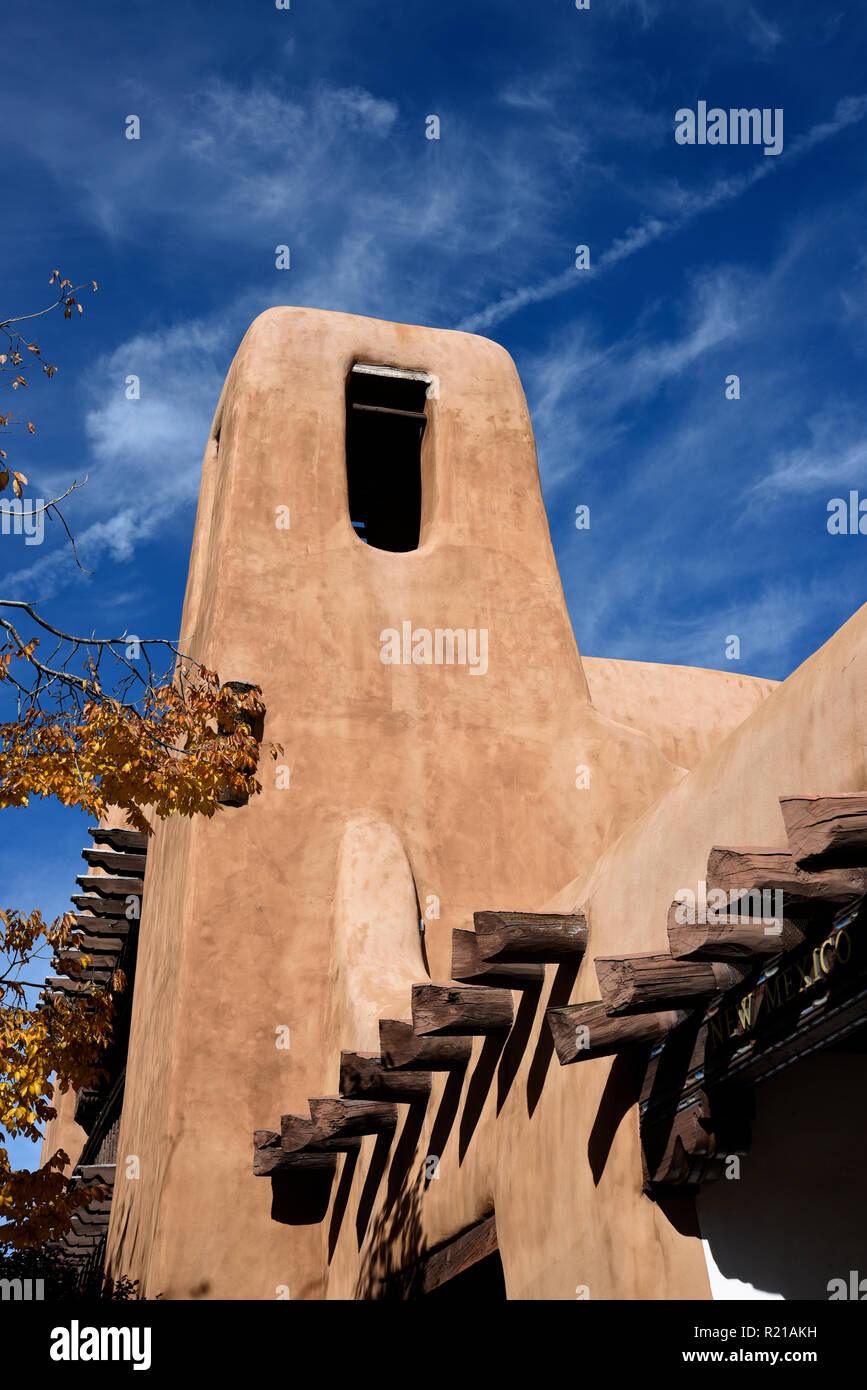 Das New-Mexico Museum der kunst in Santa Fe, New Mexico USA wurde 1917 erbaut. Es ist ein Beispiel der Pueblo Revival Stil. Stockfoto