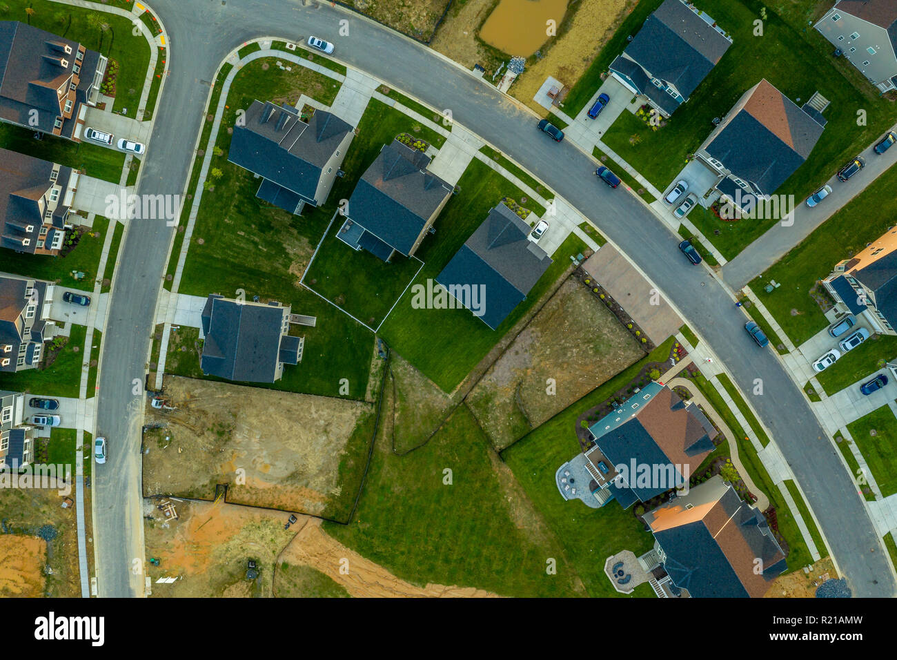Antenne Landschaft der typisch amerikanischen Neubau Nachbarschaft in Maryland für die obere Mittelklasse, luxuriöse Einfamilienhäuser Immobilien Stockfoto
