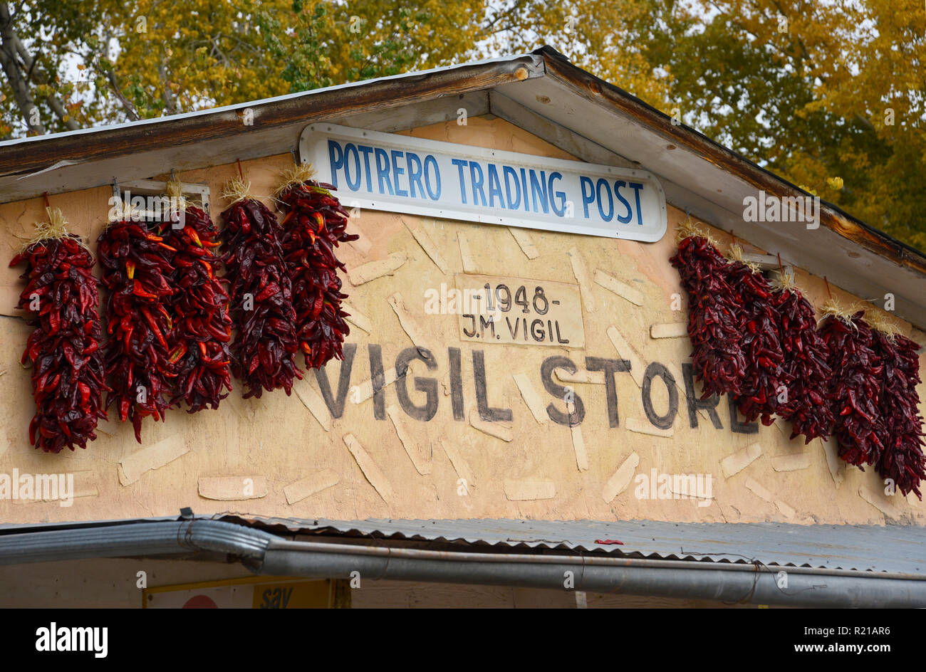 Strings getrockneter Chile peppers, oder ristras, außen ein Geschäft in Michigan City, New Mexiko USA hängen. Stockfoto