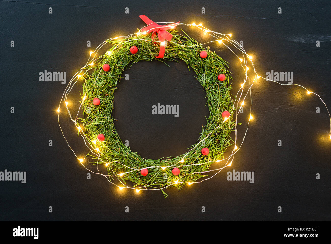 Weihnachten Kranz mit Lichtern auf der Tafel Stockfoto