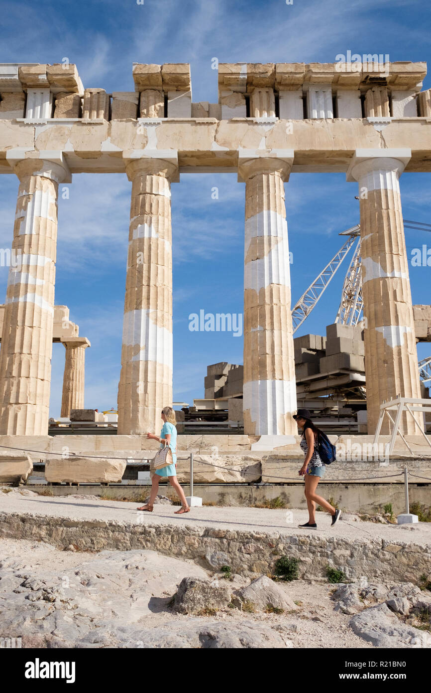 Touristen besuchen das Parthenon auf der Akropolis von Athen, Griechenland Stockfoto