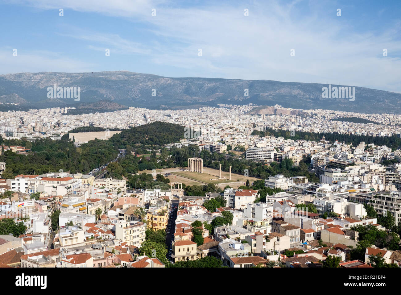 Blick von der Akropolis von Athen, Griechenland mit Blick auf den Tempel des Olympischen Zeus. Stockfoto