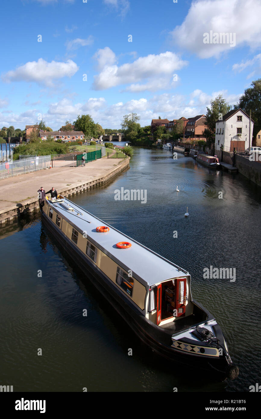Stroud, Gloucestershire, Großbritannien - 18 September 2012: einem gemieteten Boot bereitet Liegeplätze entlang des Avon Navigation in der Nähe von Tewkesbury, Gloucestershire, England zu verlassen Stockfoto