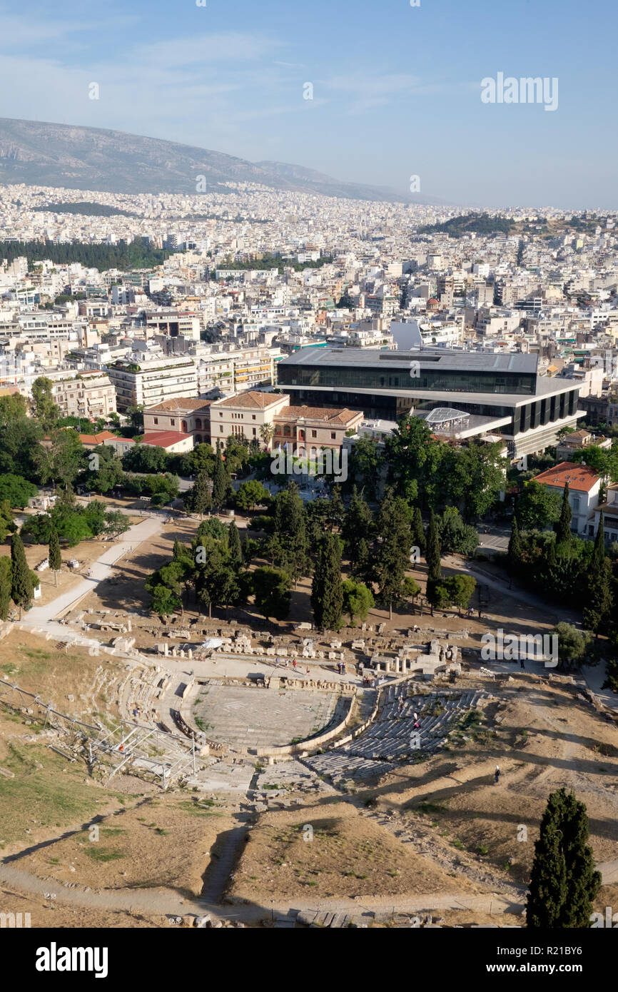 Das Akropolis Museum und das Theater des Dionysos von der Akropolis von Athen, Griechenland gesehen. Stockfoto