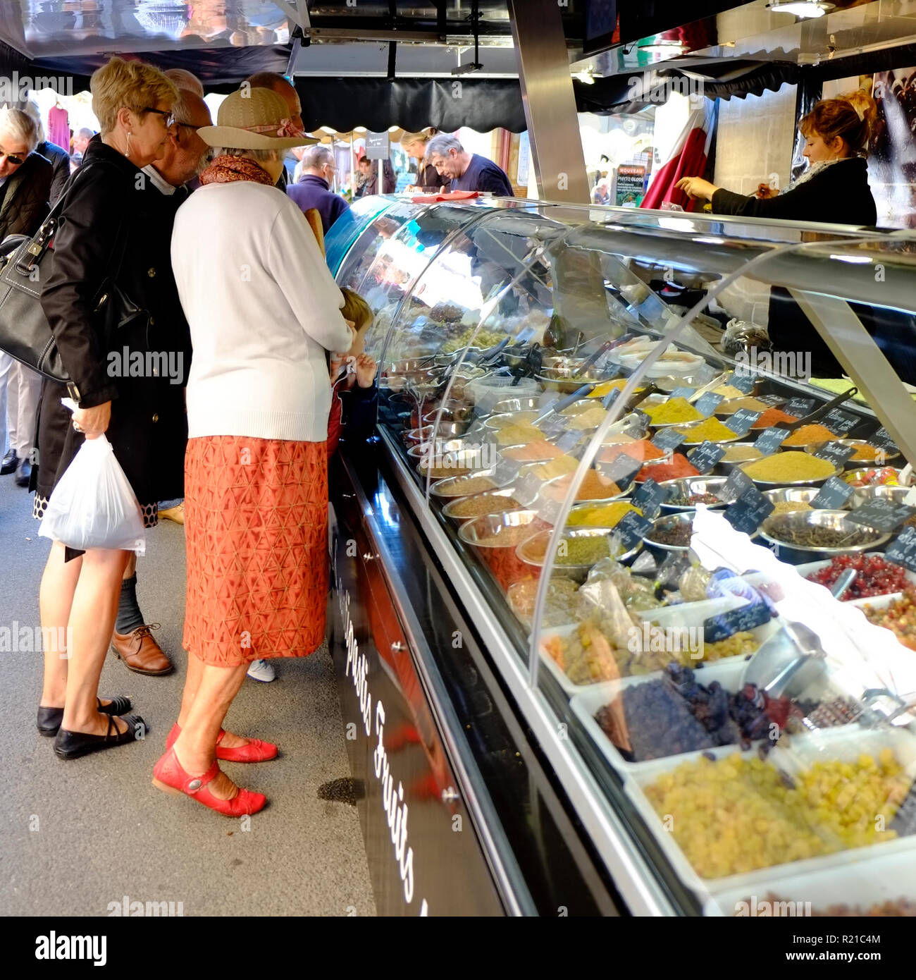 St-Cyprien, Dordogne, Frankreich - 24. September 2015: Ein stilvoller elderley Dame hält die Anzeige am Sonntag Street Market in St-Cyprien, Dordogne, Frankreich Stockfoto