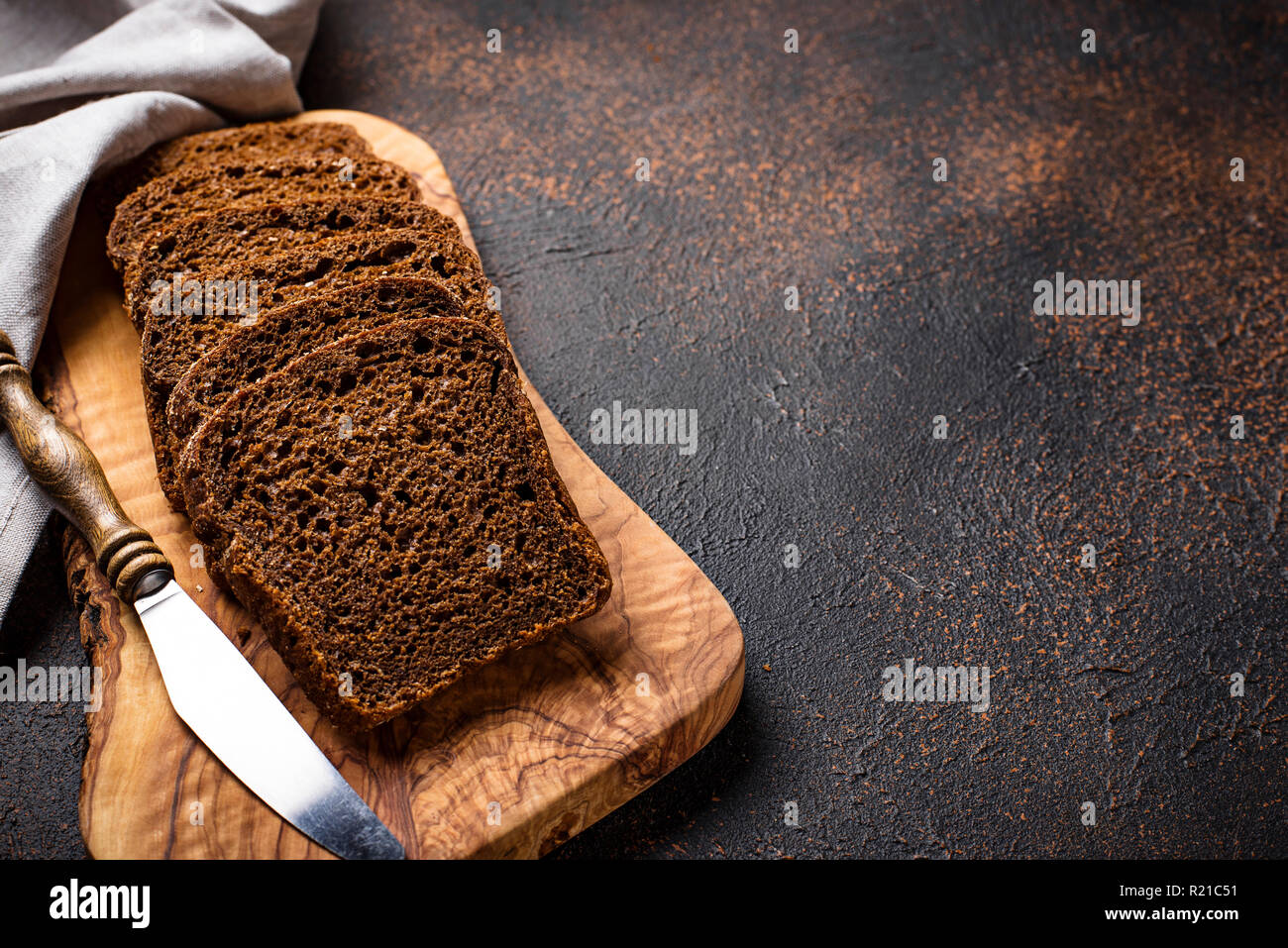 Frisch geschnittene Roggenbrot auf Rusty Hintergrund Stockfoto