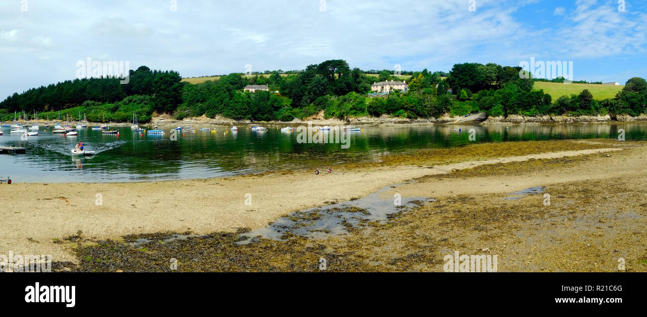 St nur in Roseland, Großbritannien - 25 Juli 2017: Ebbe und einem ruhigen Sommer Morgen bringen ein paar Boote auf den Creek im St nur im Roseland auf der malerischen Halbinsel Roseland in Cornwall, Großbritannien Stockfoto