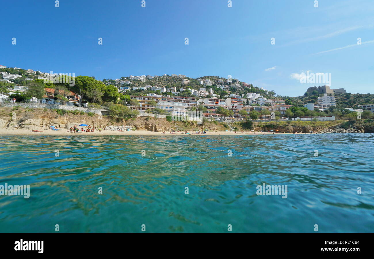 Strand mit Gebäuden in Rosen Küstenstadt Platja dels Palangrers, von der Wasseroberfläche gesehen, Spanien, Costa Brava, Katalonien, Mittelmeer Stockfoto