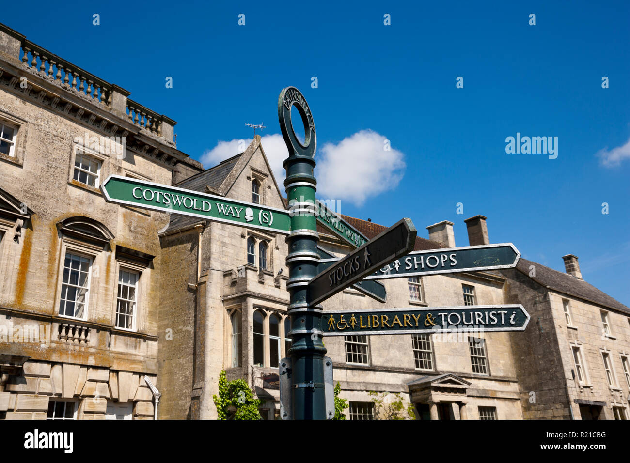 Touristische Hinweisschilder und malerischen Cotswolds Steinhäuser in Painswick, Gloucestershire, UK Stockfoto