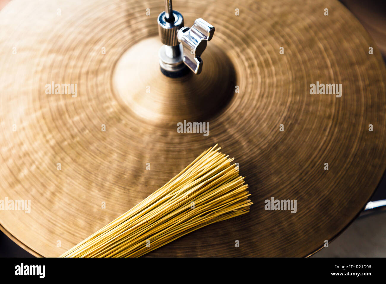 Closeup makro Hihat Cymbal und Bürste. Konzept Konzert, Live Musik, Performance, musikalischen Abend in einem Restaurant Stockfoto