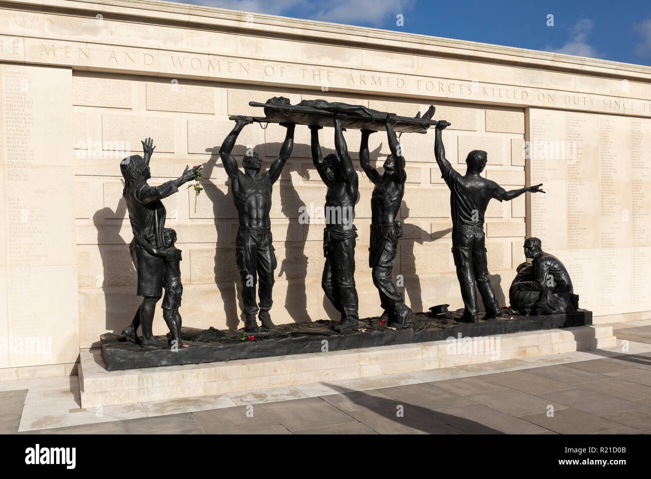 Die Bronzeskulptur der Keilträger im Armed Forces Memorial, National Memorial Arboretum, Staffordshire, England, Großbritannien Stockfoto