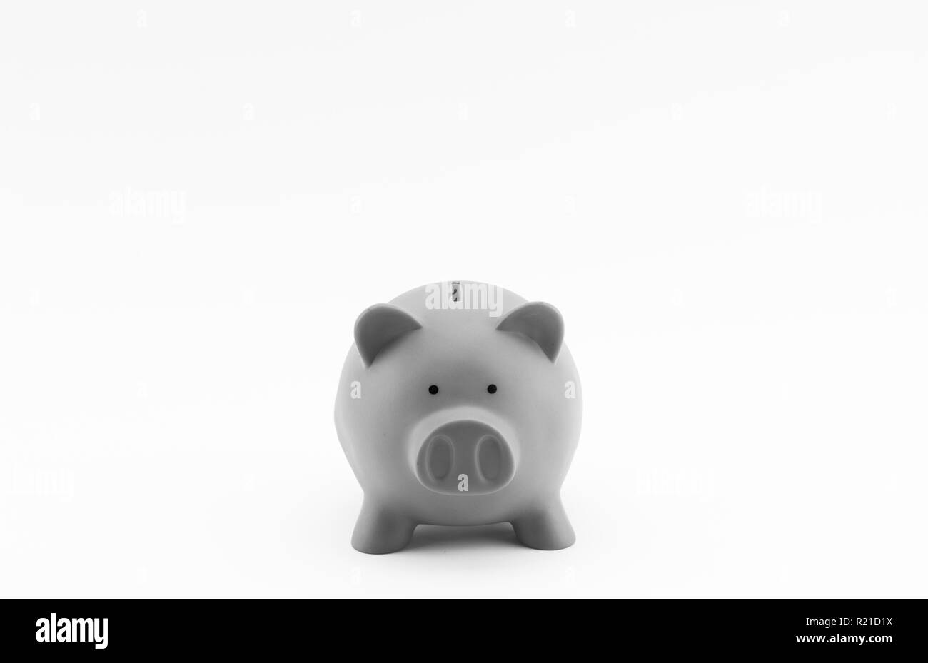 Piggy Bank auf eine weiße Fläche - Investitionen und Einsparungen Konzept Stockfoto