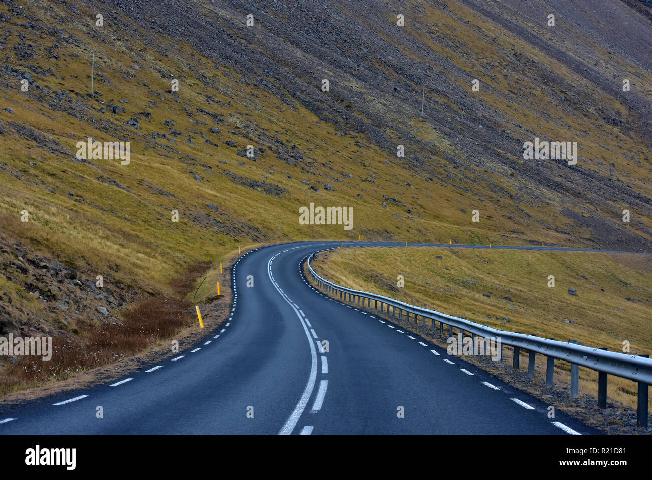 Kurvenreiche Straße mit Blick auf mountaind hvalfjordur Fjord in Island Stockfoto